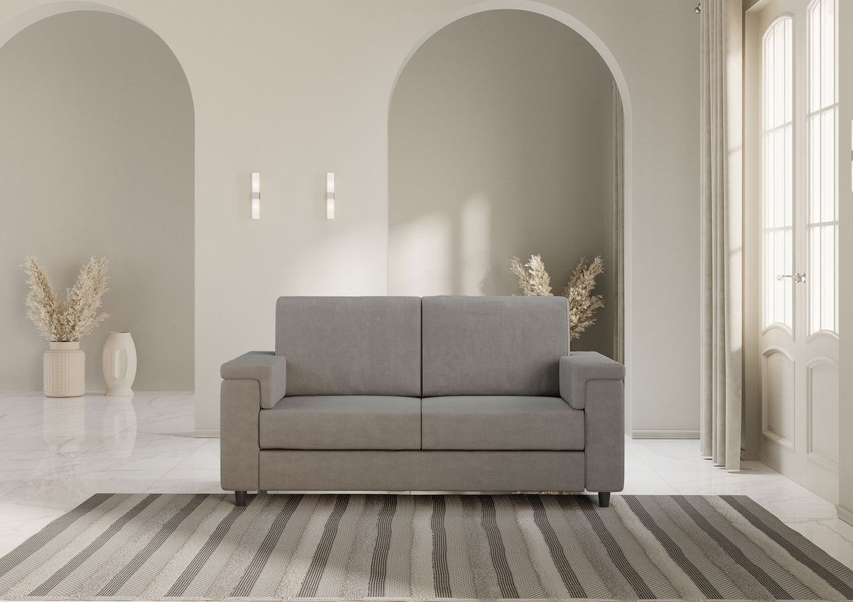 Divano Marrak 2 posti medio grigio in salotto elegante con tappeto a righe, perfetto per ambienti contemporanei.