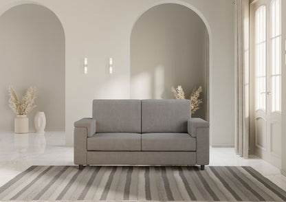 Divano Marrak 2 posti medio grigio in salotto elegante con tappeto a righe, perfetto per ambienti contemporanei.