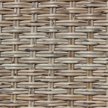 Dettaglio del wicker marrone del tavolo Azore, intrecciato con cura per un design resistente e raffinato.