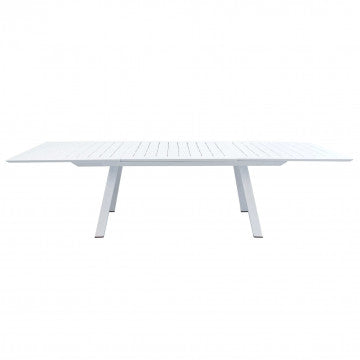 Tavolo Zante bianco con 8 sedie su veranda, perfetto per pranzi eleganti all’aperto in ambienti chiari.