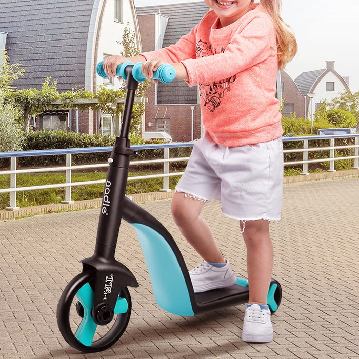 Bambina che guida scooter triciclo 3 in 1 blu