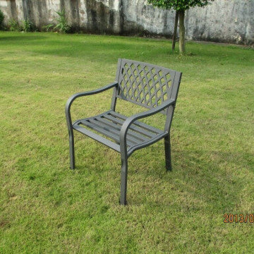 Poltrona in acciaio verniciato antracite con design resistente, struttura leggera e comoda, posizionata su prato verde all'aperto