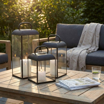 Lanterna in metallo e vetro con base in legno, altezza 34 cm