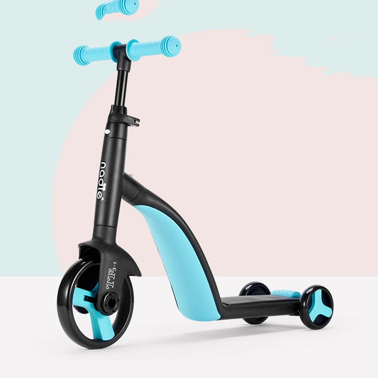 Scooter triciclo 3 in 1 blu su sfondo chiaro