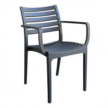 Poltrona in polipropilene impilabile Eveline nera con braccioli, ideale per interni ed esterni. Dimensioni: 58.5x55.2x84cm.