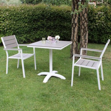 Set da giardino con due poltrone Cervia e tavolo quadrato, struttura in alluminio bianco e sedute in Polywood, perfetto per esterni.
