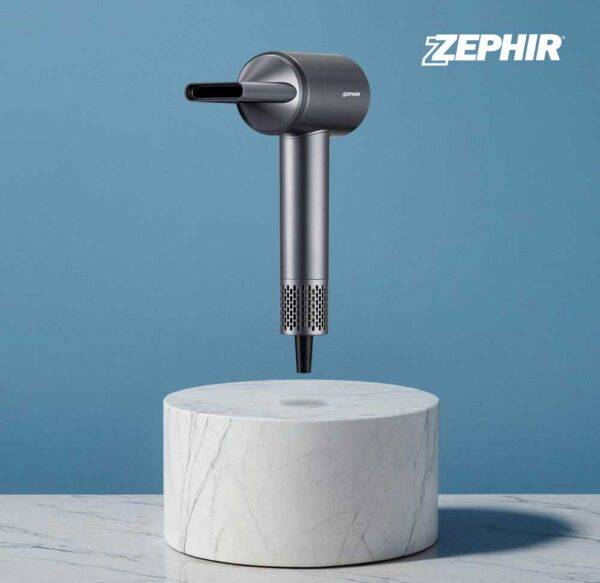 Asciugacapelli ultrasonico Zephir in uso, sospeso sopra un supporto di marmo bianco, con sfondo blu chiaro, tecnologia innovativa