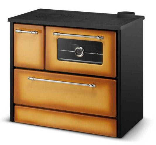 Cucina a legna in stile vintage con ante in acciaio color crema, maniglie cromate e forno con finestra, ideale per cucina tradizionale