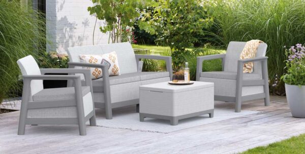 Set da salotto Scandi Lounge in polipropilene riciclato color grigio chiaro con divano, due poltrone e tavolino, ideale per esterni, SKU: KET-264037