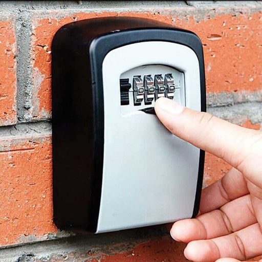 Portachiavi murale Keybox con combinazione a 4 cifre installato su muro in mattoni, realizzato in lega zincata con kit montaggio incluso. Ideale per custodire chiavi in sicurezza.