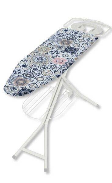 Tavolo da stiro in acciaio con piano rivestito in tessuto decorativo con motivi geometrici blu, beige e rosa, struttura bianca, portacaldaia integrato