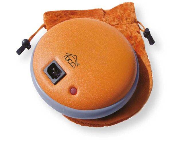 Scaldino elettrico portatile arancione con superficie morbida, presa di corrente e sacchetto in tessuto per trasporto, ideale per riscaldamento rapido