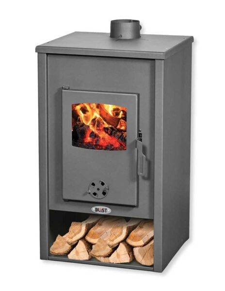 Stufa a legna in acciaio grigia con porta in vetro, focolare con legna e fiamme, base con legna da ardere, dimensioni 510x490x910 mm