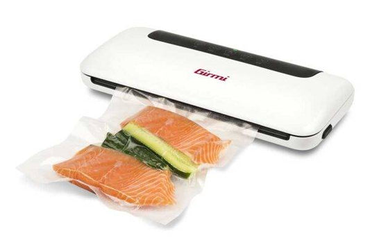Macchina sottovuoto Girmi VT5201 compatta bianca con pellicola trasparente che avvolge salmone e zucchina, ideale per conservazione alimenti
