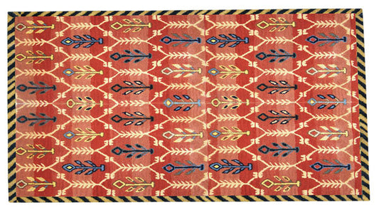 Tappeto indiano tufted fantasia con motivo geometrico colorato su sfondo rosso, bordo nero e giallo, spessore 2 cm, dimensioni 140x190 cm