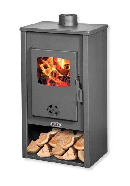 Stufa a legna in acciaio grigio con porta in vetro, vano porta legna sotto, canna fumaria superiore, perfetta per riscaldare ambienti domestici.