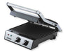 Bistecchiera elettrica Zephir 2000W con piastre antiaderenti, apertura a 180°, in cucina con carne grigliata, controlli rotativi