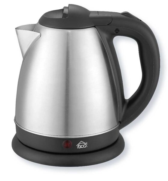 Bollitore elettrico in acciaio inox da 1,5 litri con base nera, manico ergonomico e spegnimento automatico, ideale per riscaldare acqua rapidamente