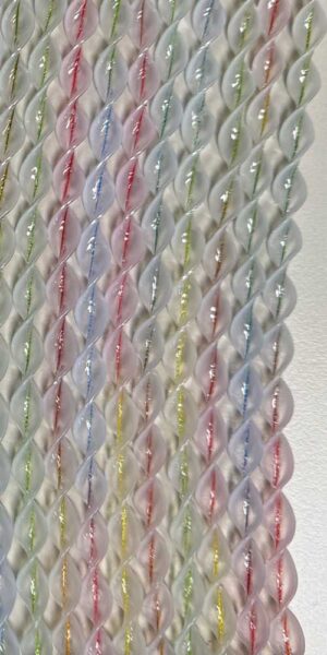 Filato di vetro colorato con filamenti di vari colori come rosso, blu, verde e oro, intrecciato in un motivo a spirale decorativo