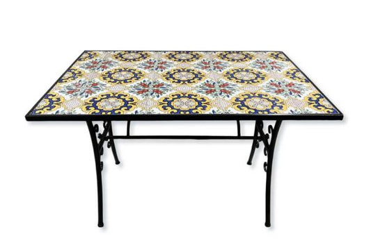 Tavolo da esterno con piano in mosaico colorato e struttura in acciaio nero, ideale per ambienti outdoor e zone pranzo all'aperto