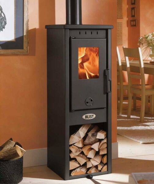 Stufa a legna in acciaio nero con porta in vetro e spazio per legna, perfetta per riscaldare ambienti interni con stile moderno.
