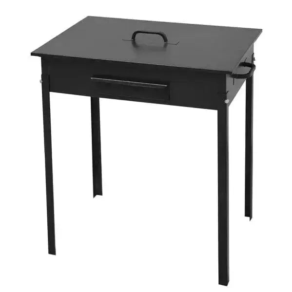 Fornacetta Sicilia S/Gr. in acciaio con coperchio e manico, dotata di cassetto porta cenere estraibile. Disponibile in varie misure per barbecue.