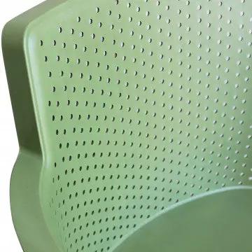 Dettaglio dello schienale traforato della poltrona Cathy verde oliva. Superficie ergonomica e moderna.