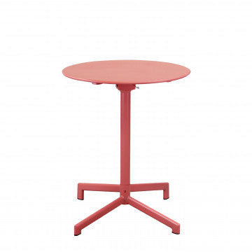 Tavolo Vega ø 60 rosso corallo con base a tre gambe e piano rotondo, ideale per arredamento outdoor.