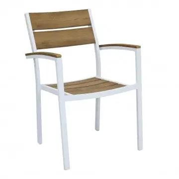 Poltrona Cayman con struttura in alluminio bianco e seduta in polywood color teak. Perfetta per arredare spazi esterni con stile.