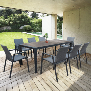 Tavolo Carson 195 x 90 cm in un ambiente esterno, abbinato a sedie moderne, perfetto per pranzi all'aperto.