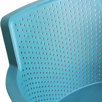 Dettaglio dello schienale traforato della poltrona Cathy blu petrolio. Superficie ergonomica e moderna.