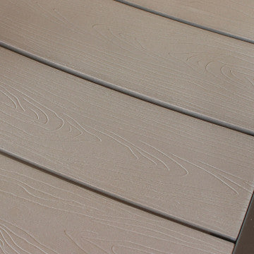 Dettaglio della finitura Polywood beige della poltrona Cervia, effetto legno naturale per arredi da giardino eleganti.