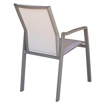 Retro della poltrona Maili impilabile con struttura in alluminio grigio e schienale in textilene, resistente agli agenti atmosferici.
