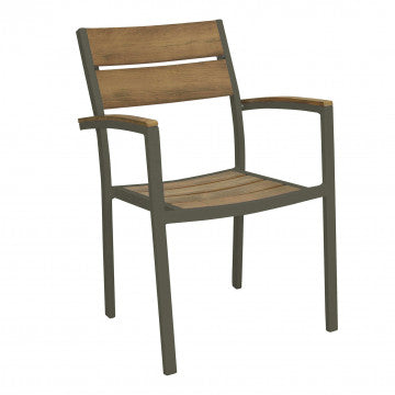Poltrona Cayman con struttura in alluminio taupe e seduta in polywood color teak. Design moderno con braccioli, ideale per esterni.