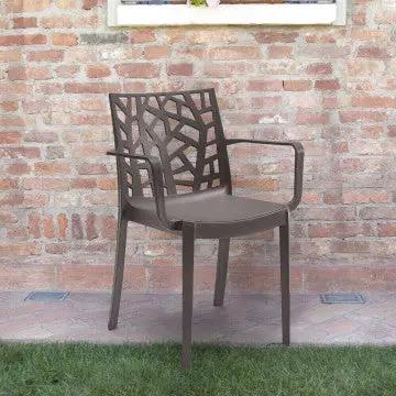 Poltrona Matrix tortora in polipropilene posizionata all’esterno, ideale per arredare giardini e terrazze con stile e praticità.
