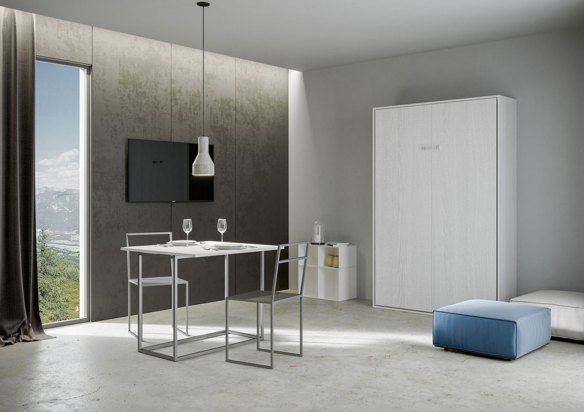 Letto Kentaro bianco chiuso in soggiorno moderno, ideale per ottimizzare spazi ridotti. Arredo funzionale per monolocali e piccoli appartamenti.
