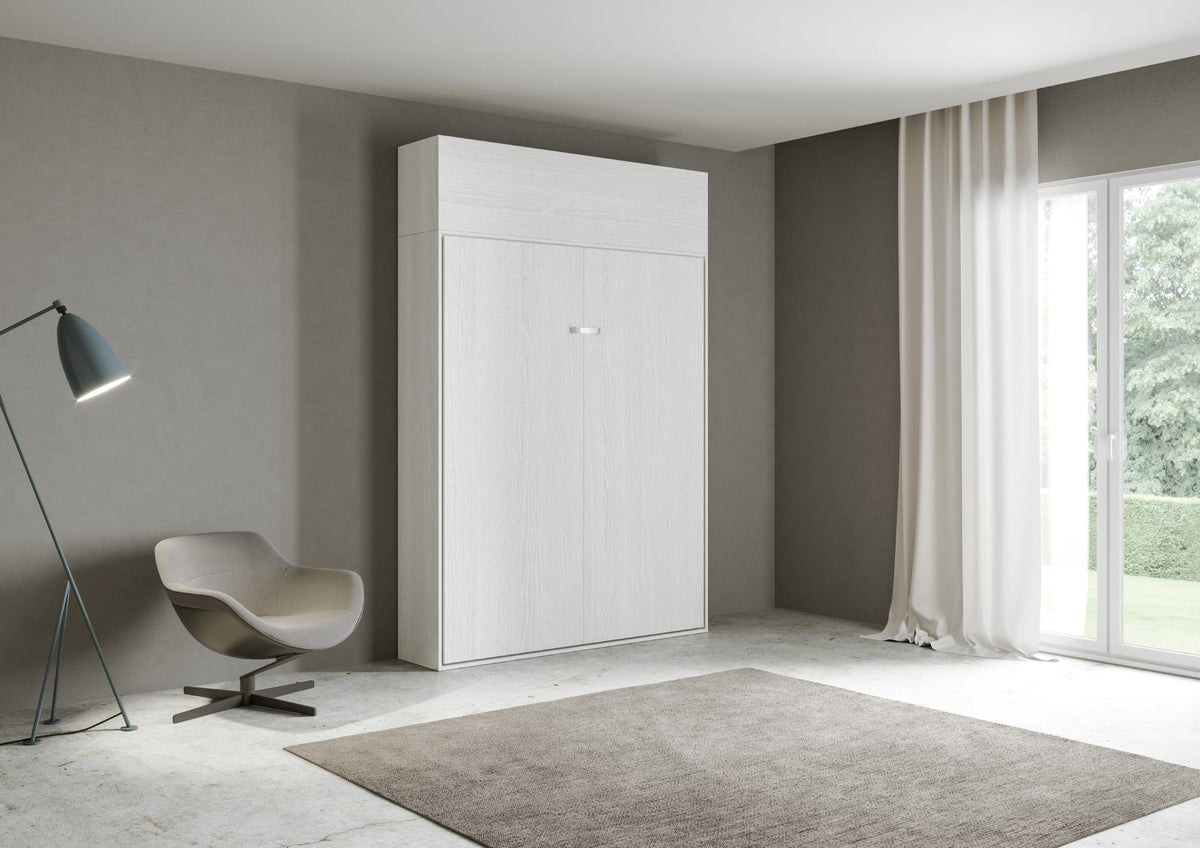 Letto Kentaro bianco con pensile superiore chiuso, struttura alta 250 cm. Design verticale per sfruttare lo spazio in altezza.