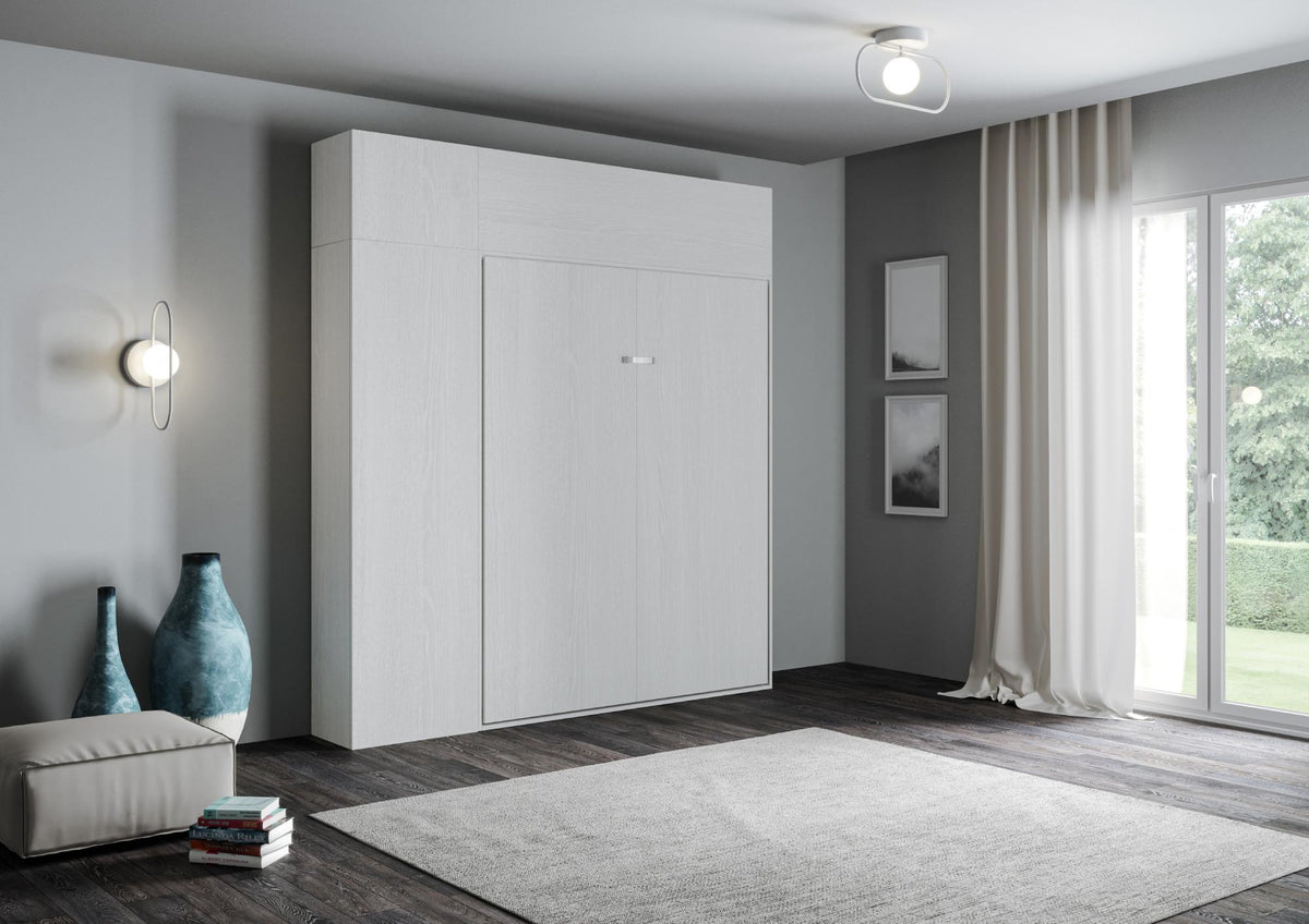 Letto Kentaro bianco con colonna e pensile in soggiorno elegante, perfetto per ottimizzare ogni angolo. Design compatto e raffinato.