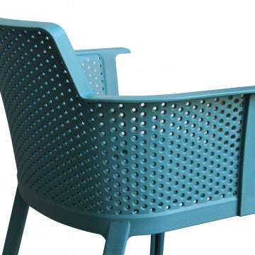 Zoom laterale sullo schienale della poltrona Cathy blu petrolio. Design traforato per comfort e ventilazione.