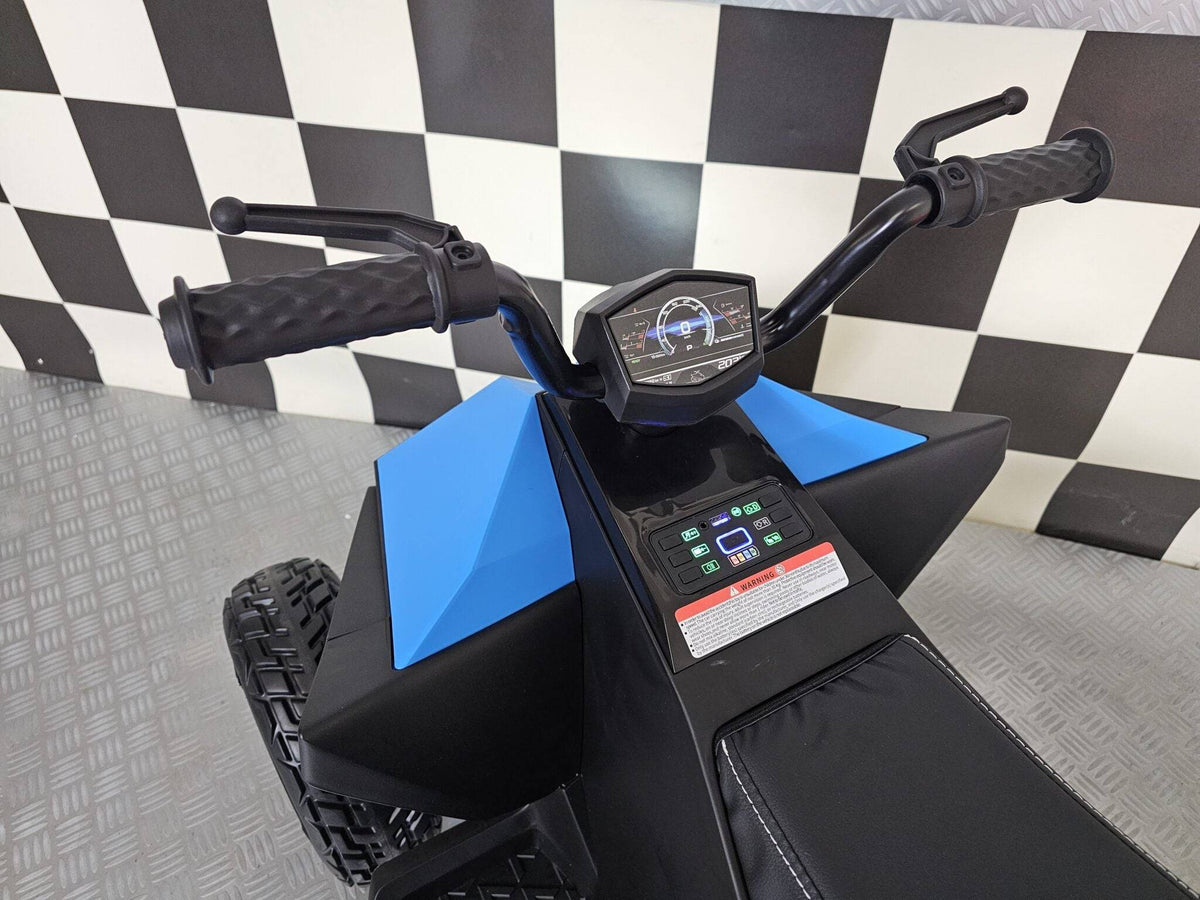 Manubrio del quad elettrico per bambini con display digitale e comandi elettronici, in nero con dettagli blu, per un'esperienza di guida realistica