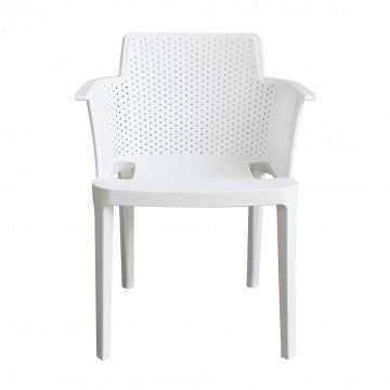 Vista frontale della poltrona Cathy bianca. Struttura ergonomica e traforata, impilabile e leggera. Dimensioni 60x58x76.5cm.