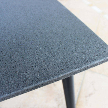 Salotto angolare con struttura in alluminio grigio scuro e cuscini