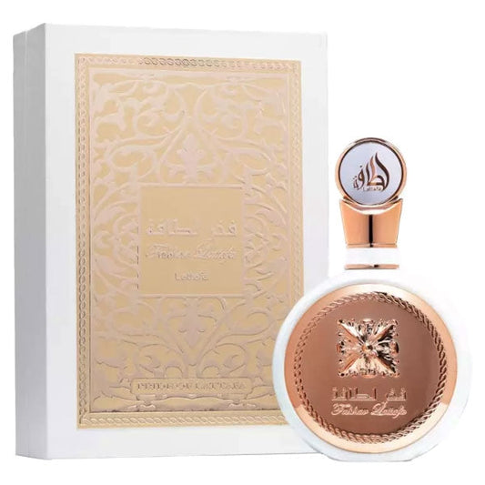Confezione regalo di Fakhar Lattafa Eau de Parfum, scatola bianca con dettagli dorati, accompagnata dalla bottiglia di profumo con logo e decorazioni oro rosa