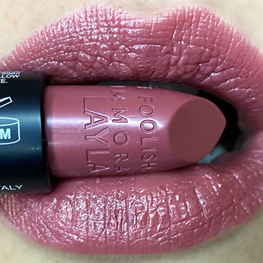 Dettaglio di labbra con rossetto Layla Immoral Shine Lipstick Pool Night 07, tonalità rosa nude, con texture lucida e finish brillante
