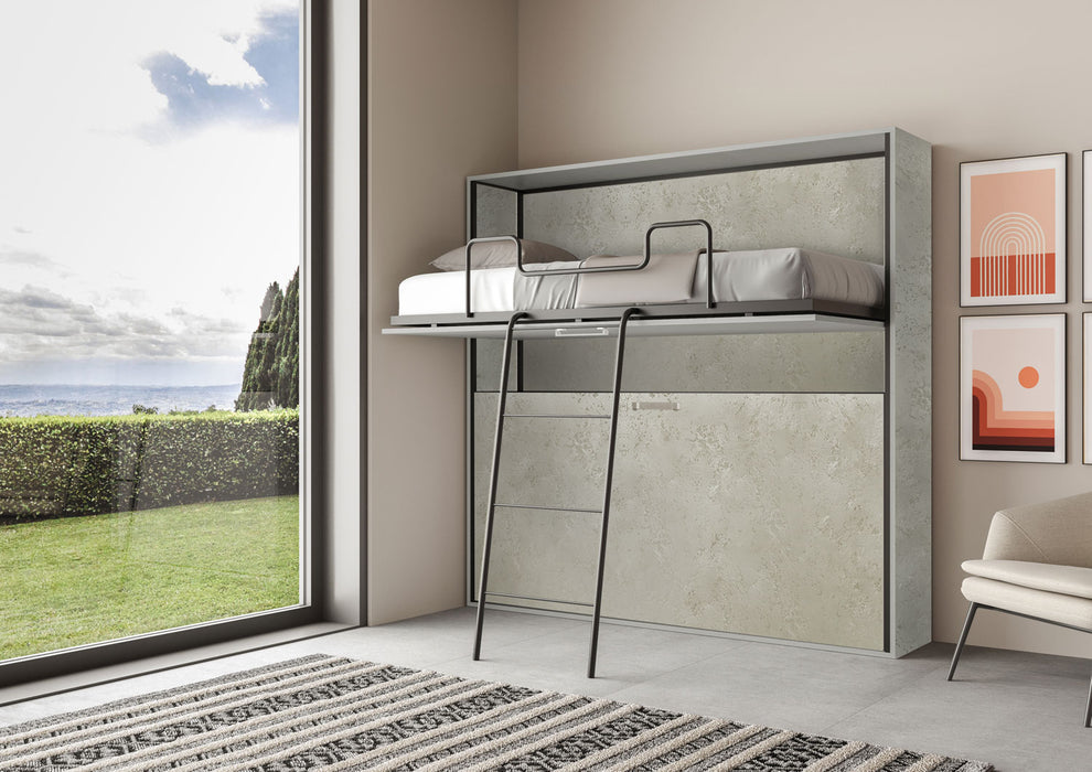 Letto superiore del modello Kando aperto con scala, design salvaspazio in finitura cemento chiaro, perfetto per ambienti multifunzionali.