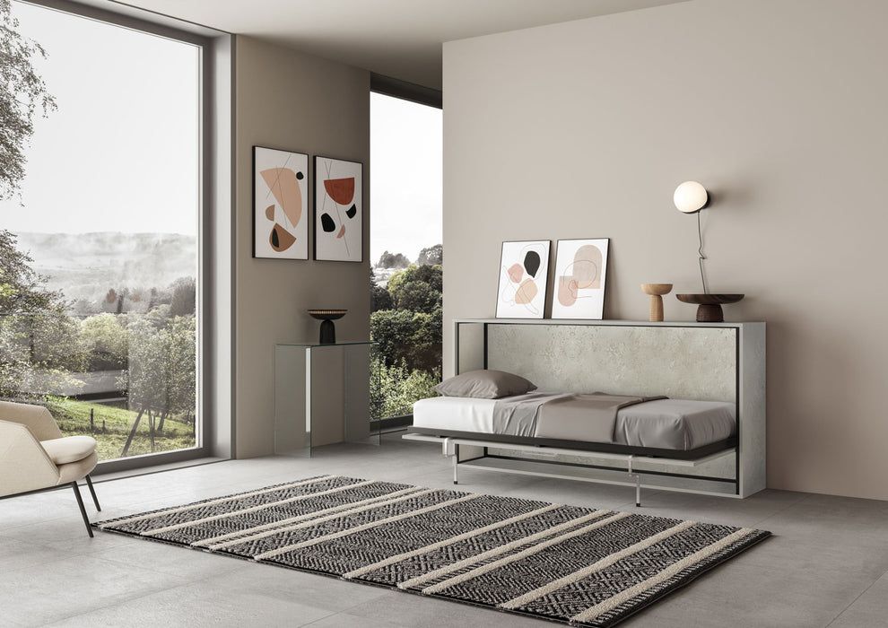 Letto singolo Kando aperto in soggiorno moderno, soluzione salvaspazio elegante con finitura cemento chiaro e materasso incluso.