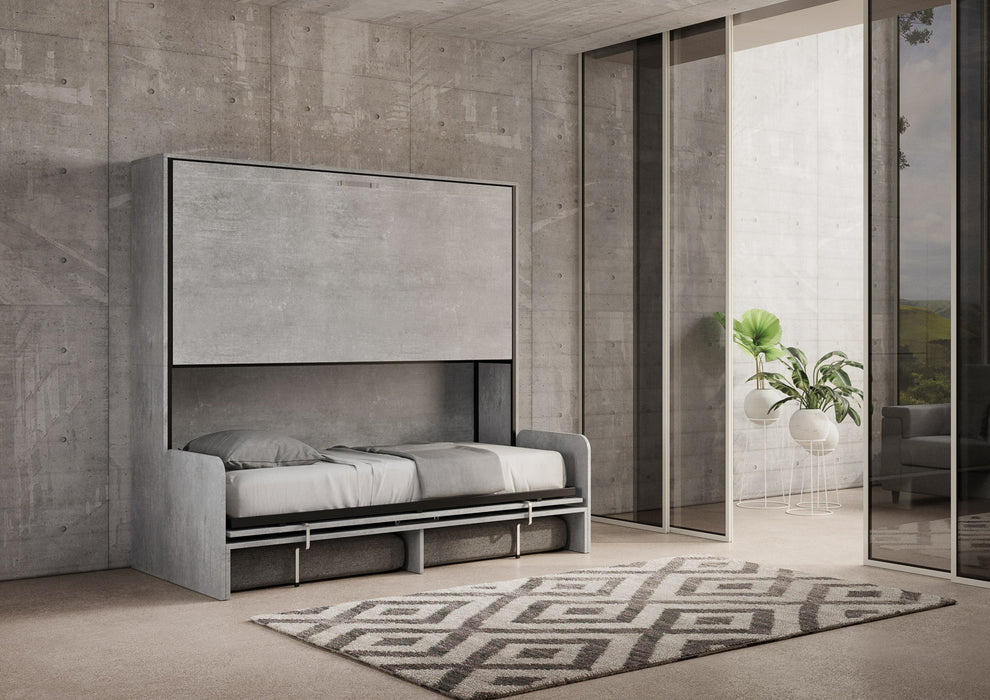 Letto a scomparsa orizzontale Kando Sofà effetto cemento con primo letto estratto, perfetto per arredare ambienti moderni e salvaspazio.
