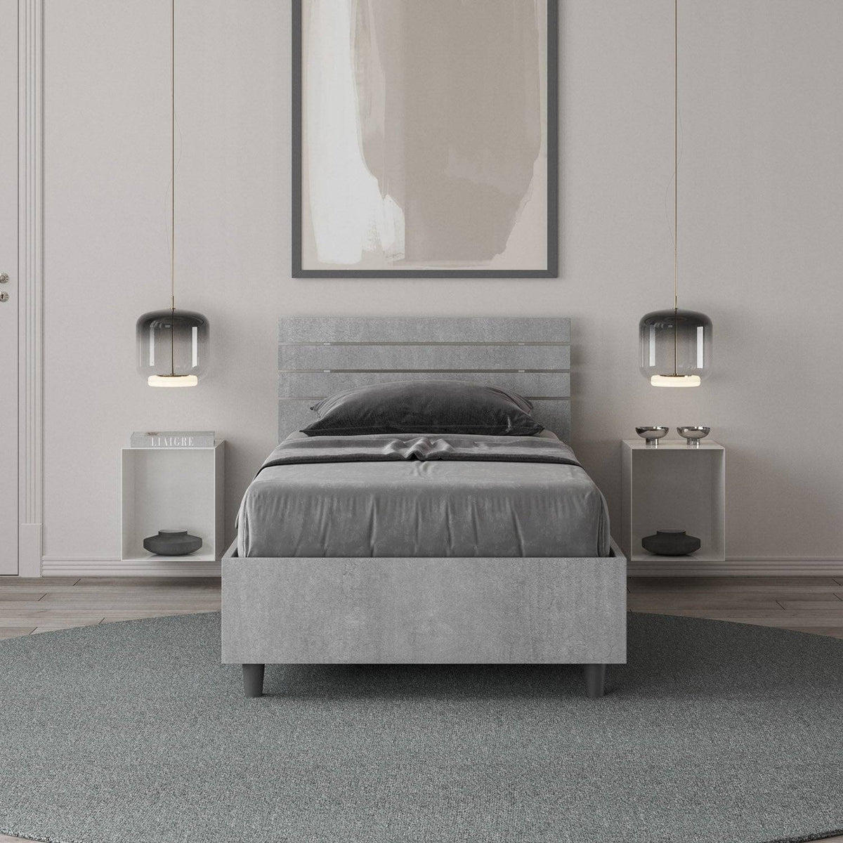 Letto singolo Ankel grigio in una camera moderna, con testiera a doghe e arredamento minimalista e funzionale.