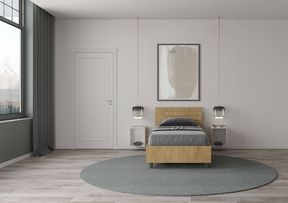Letto singolo Ankel effetto legno chiaro in una camera luminosa con arredamento contemporaneo e dettagli eleganti.