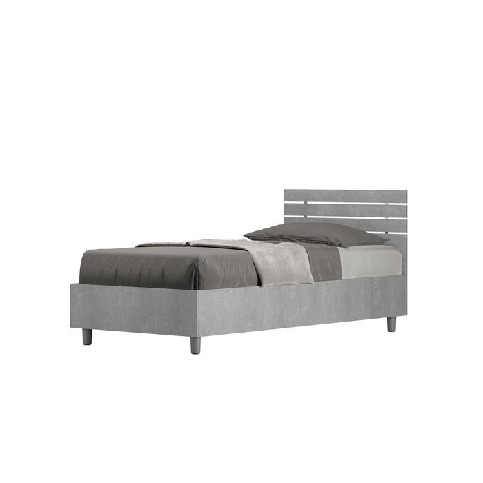 Letto singolo senza rete Ankel grigio cemento con testata dritta e doghe. Ideale per arredamenti industrial e contemporanei.